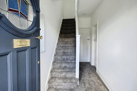 3 bedroom semi-detached house to rent, Whitehall Road, Cleckheaton, BD19