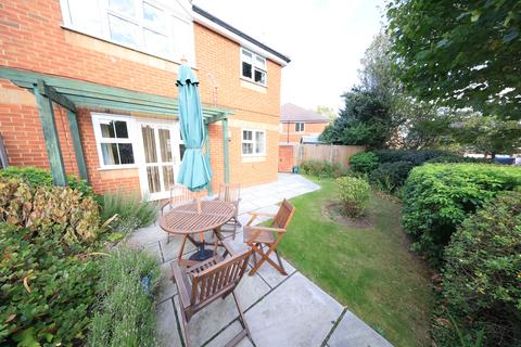 2 bedroom maisonette for sale, Dudley Close, Chafford Hundred (with enclosed garden)