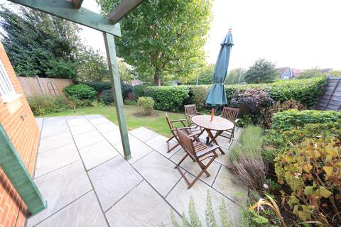 2 bedroom maisonette for sale, Dudley Close, Chafford Hundred (with enclosed garden)