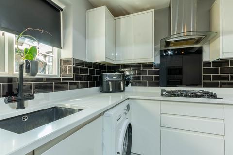 12 Cliffe Park Close, Leeds, LS12 4XD