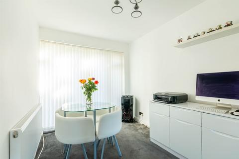 12 Cliffe Park Close, Leeds, LS12 4XD