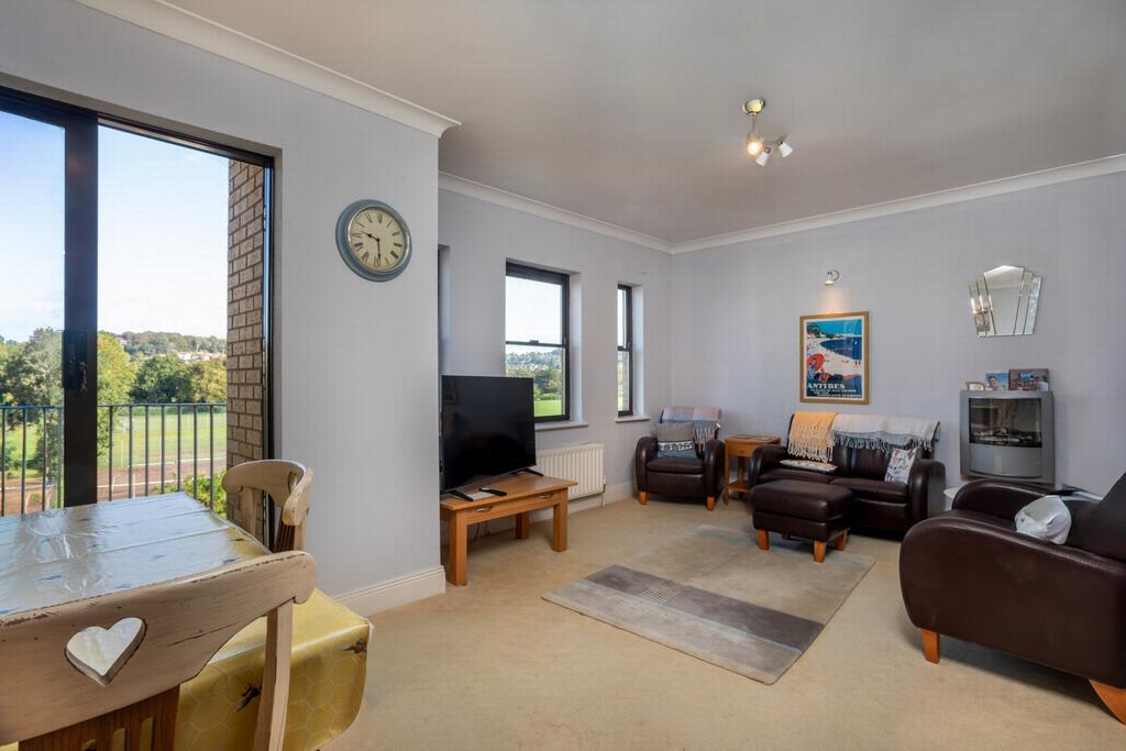 Sitting/dining room