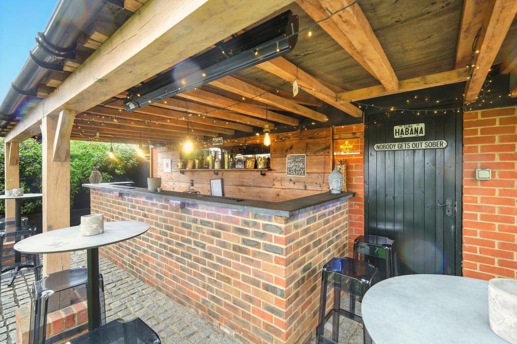Outside Bar