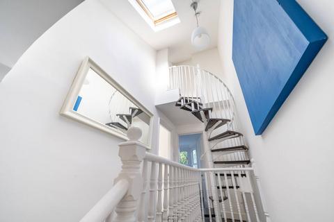 3 bedroom flat to rent, Purves Road, Kensal Green, London, NW10