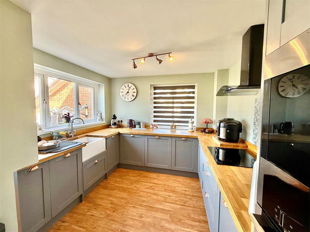 Kitchen 1.jpg