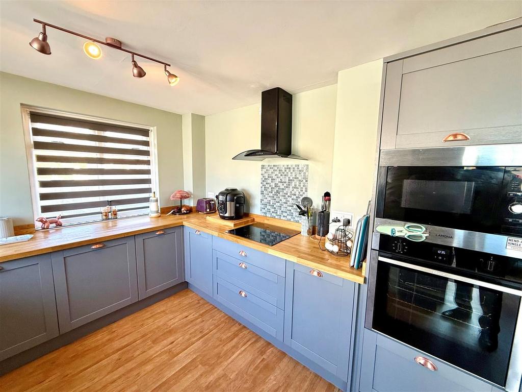 Kitchen 2.jpg