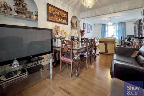 3 bedroom semi-detached house for sale, Chatsworth Crescent, Hounslow TW3