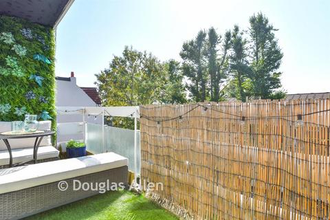 2 bedroom flat for sale, Broadmead Road, Woodford Green