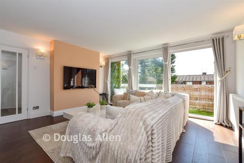2 bedroom flat for sale, Broadmead Road, Woodford Green