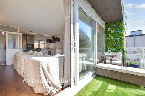 2 bedroom flat for sale, Broadmead Road, Woodford Green