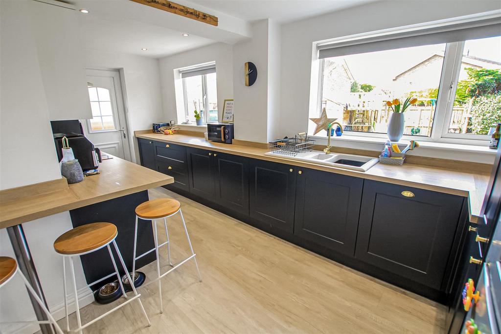 Kitchen (1).jpg