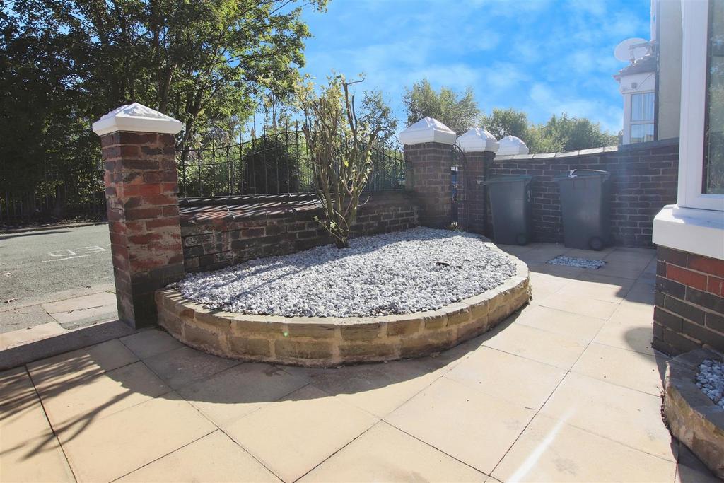 Enclosed forecourt