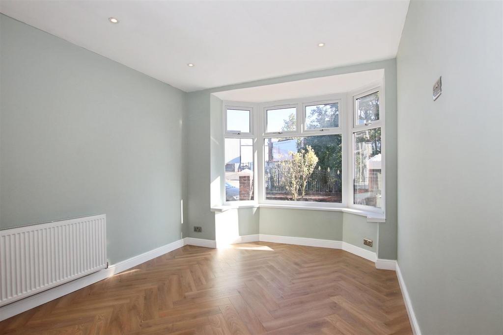 Through lounge / dining room