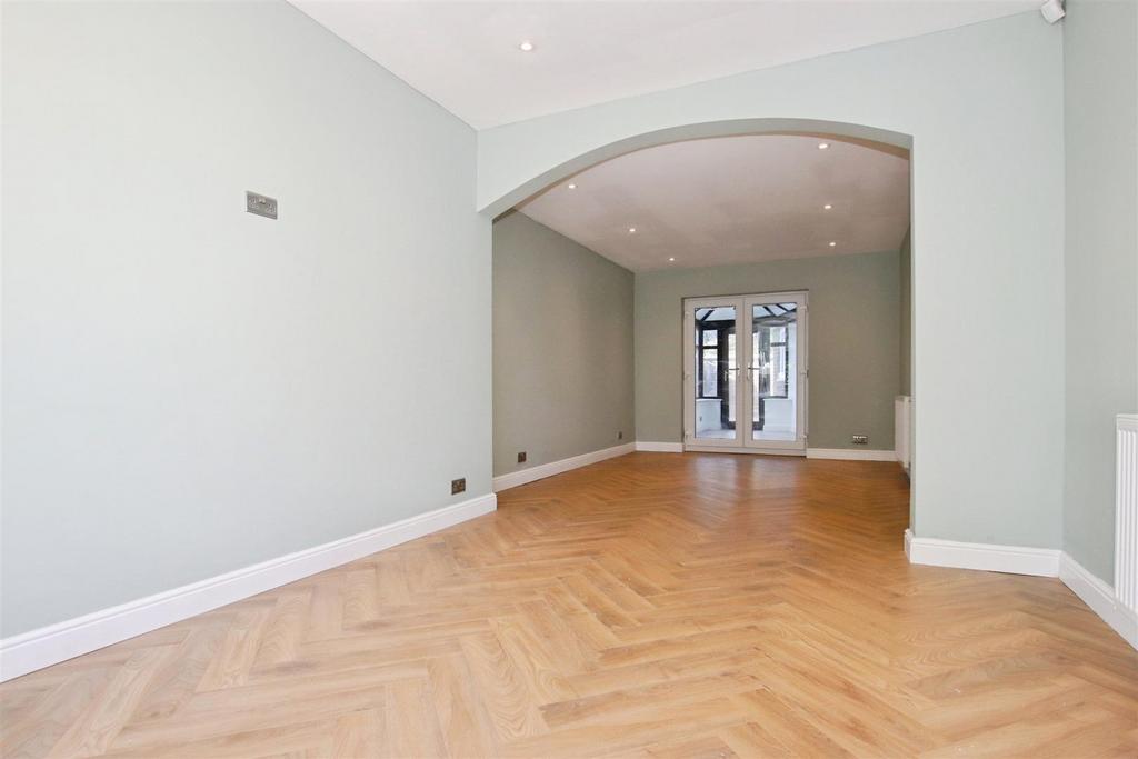 Through lounge / dining room