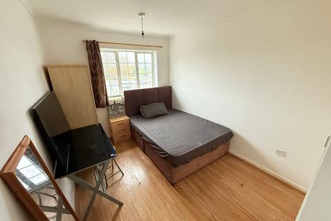 1 bedroom in a house share to rent, Broomcroft Avenue, Northolt UB5