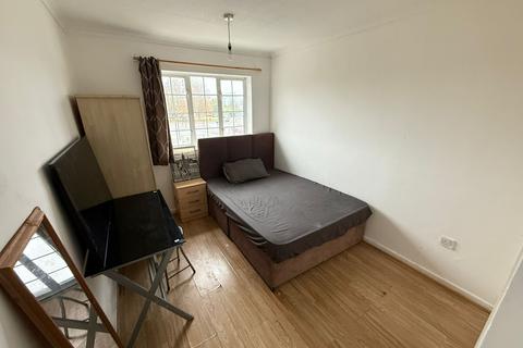 1 bedroom in a house share to rent, Broomcroft Avenue, Northolt UB5