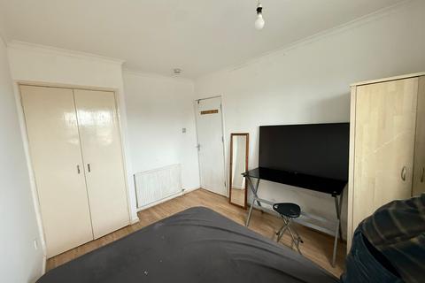 1 bedroom in a house share to rent, Broomcroft Avenue, Northolt UB5