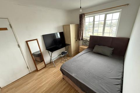 1 bedroom in a house share to rent, Broomcroft Avenue, Northolt UB5