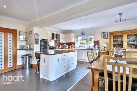 4 bedroom detached house for sale, Walton Road, Wisbech