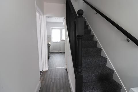 3 bedroom semi-detached house to rent, Luton LU4