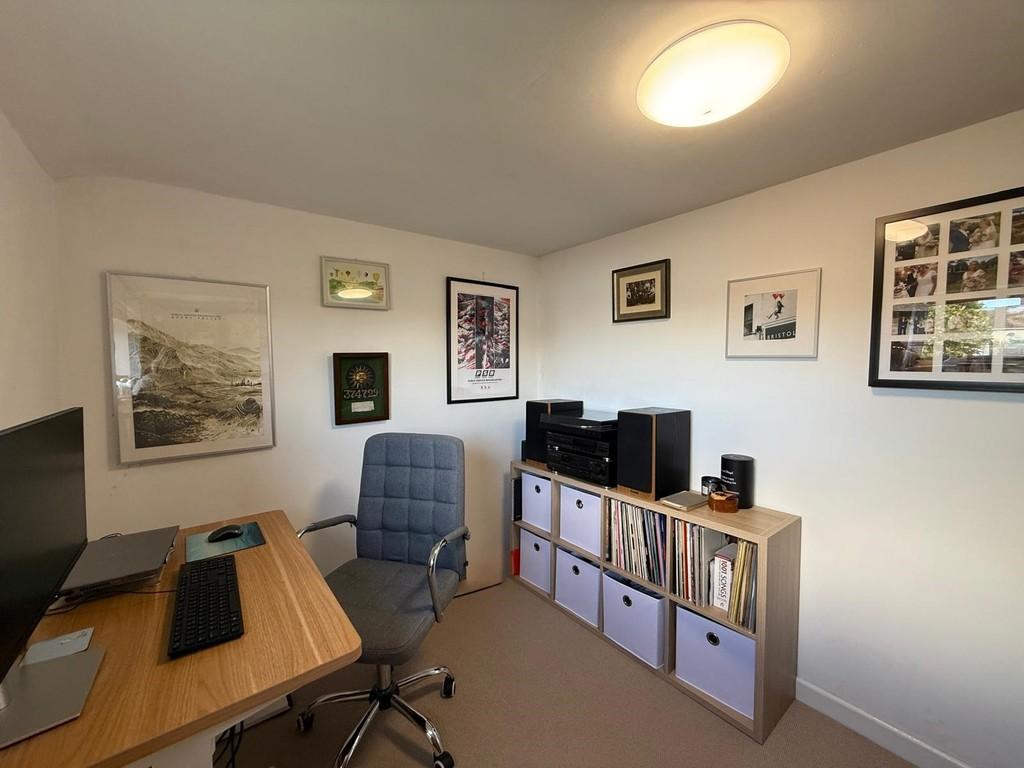 Bedroom/study