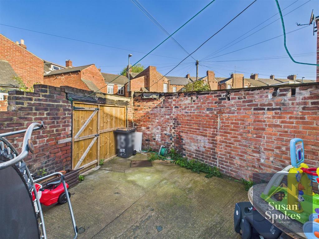 CAM01858 G0-PR0182-STILL024.jpg