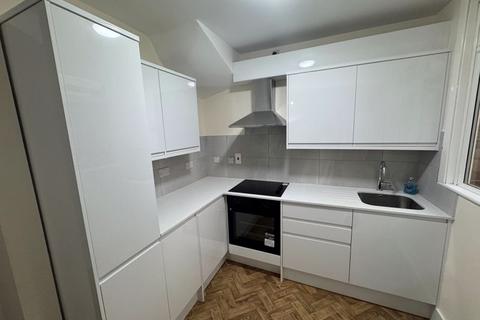 4 bedroom terraced house to rent, High Street, Harlington, Hayes