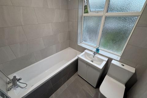 4 bedroom terraced house to rent, High Street, Harlington, Hayes