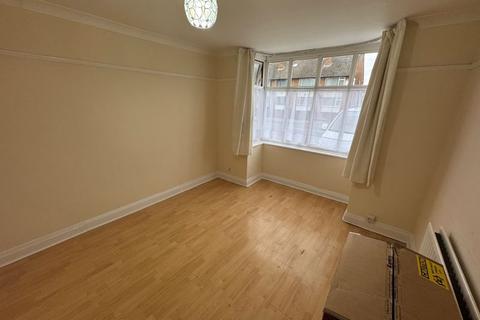 4 bedroom terraced house to rent, High Street, Harlington, Hayes
