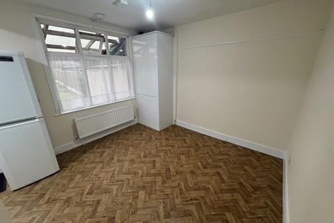 4 bedroom terraced house to rent, High Street, Harlington, Hayes