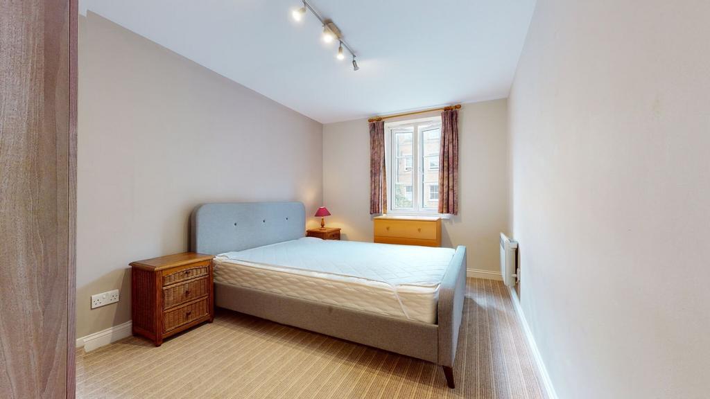 A well-maintained spacious double bedroom featu...