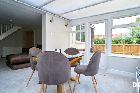 3 bedroom semi-detached bungalow for sale, Deanhurst Gardens, Morley, Leeds
