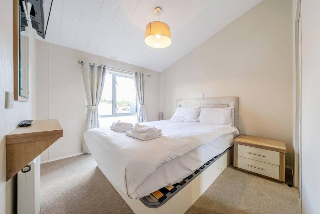 MASTER BEDROOM.jpg