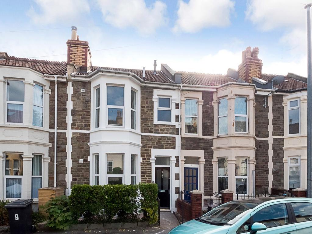 Charming terraced house with traditional bay wi...