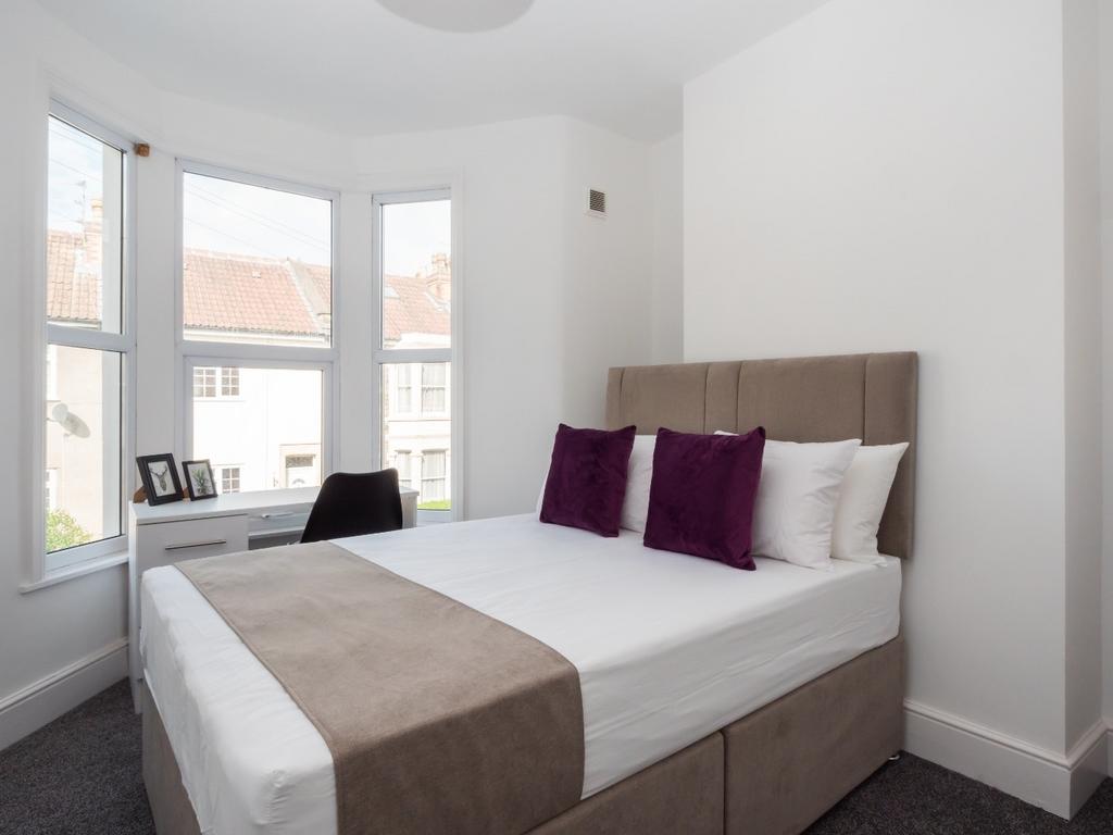 Bright and clean double bedroom featuring a com...