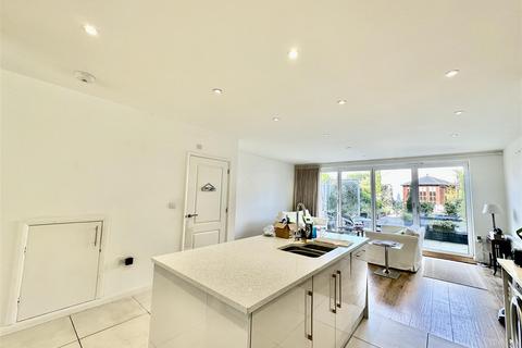 3 bedroom terraced house for sale, Glendale Gardens, Leigh-On-Sea