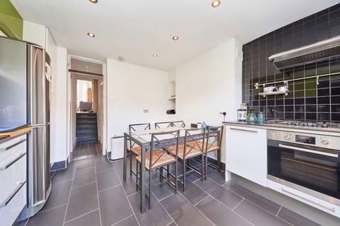 2 bedroom flat for sale, Sandmere Road, London SW4