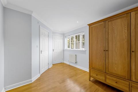 12 Grenadier Place, Caterham, CR3 5ZE