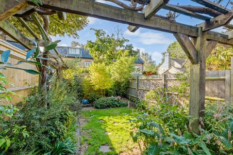 12 Grenadier Place, Caterham, CR3 5ZE