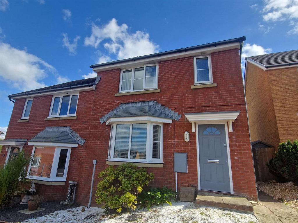 Skylark Road, Bridgend CF33 3 bed semi-detached house - £230,000