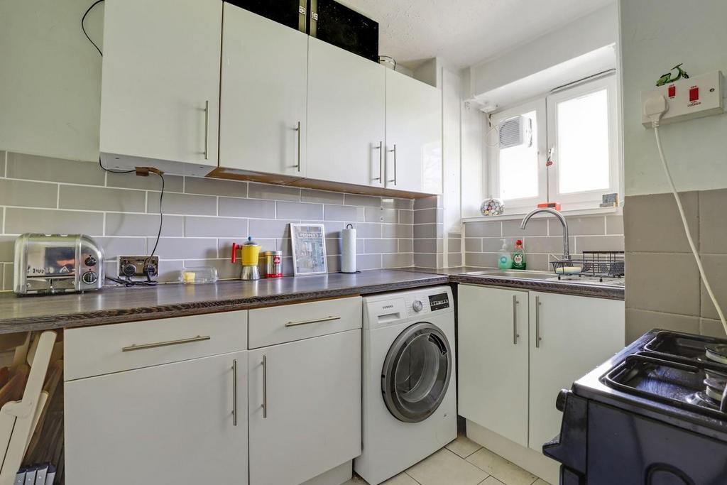 01-2a47 JHProp World - Flat 4 Richmond House - 1-med