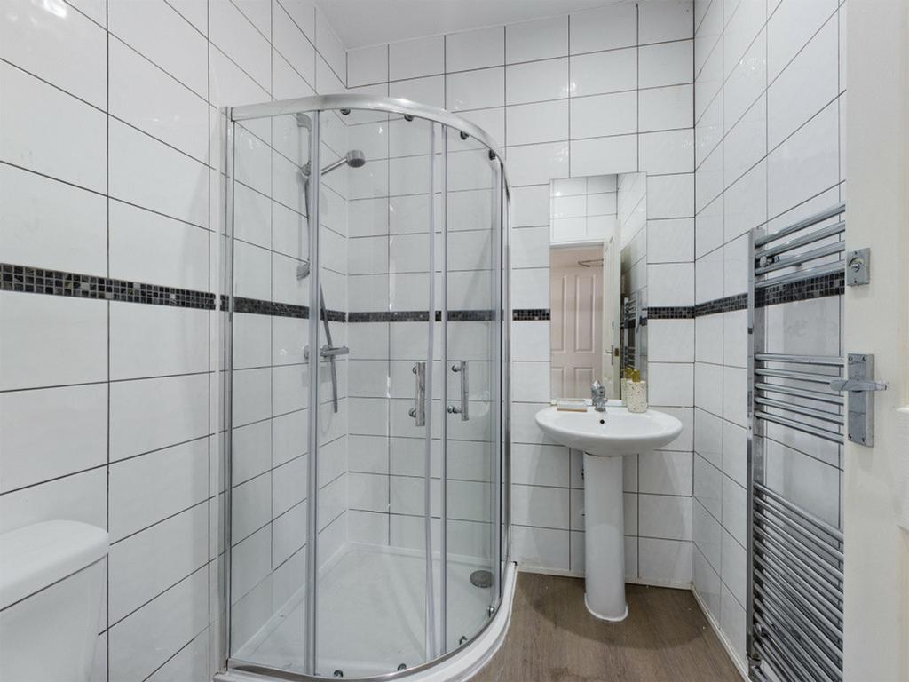 A modern and clean bathroom featuring a spaciou...