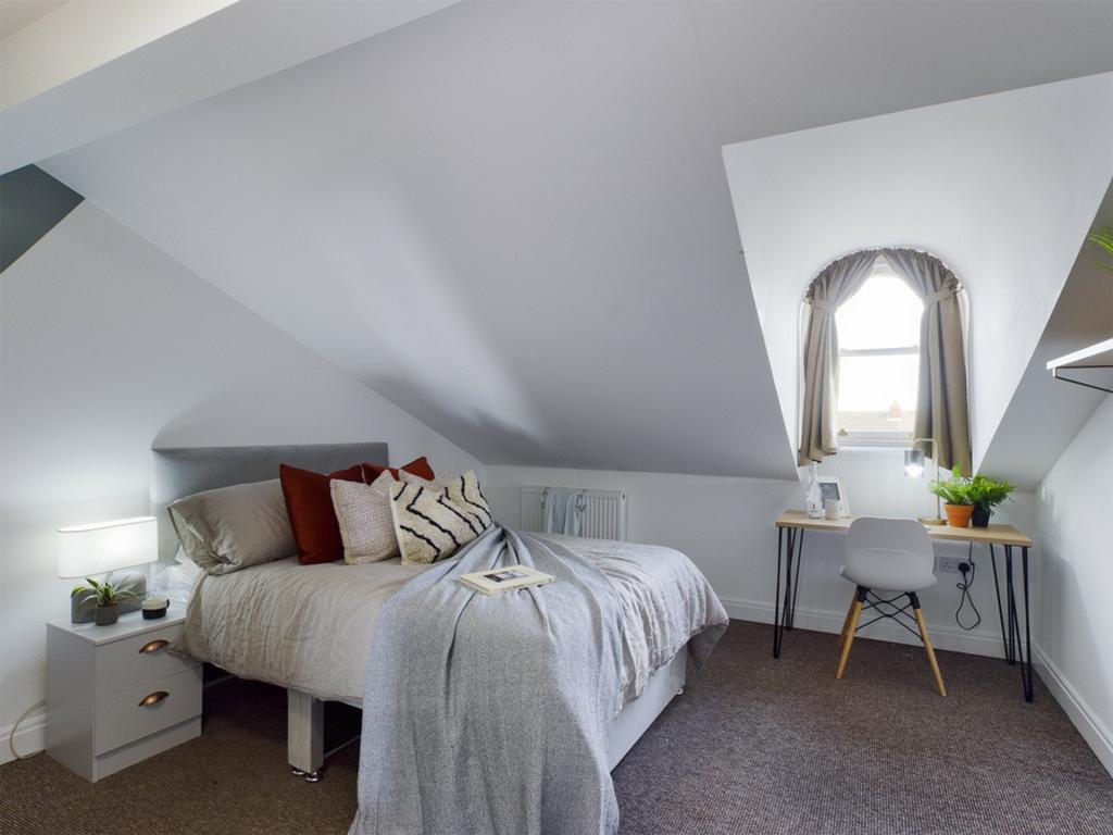A cozy and well-decorated double bedroom with g...