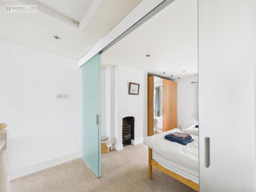 Bedroom 2 (3).jpg