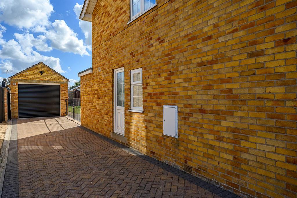 Driveway/Garage
