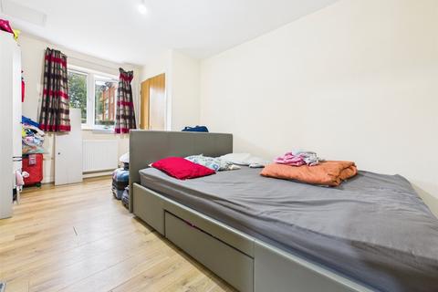 2 bedroom apartment to rent, Academy Place, Isleworth