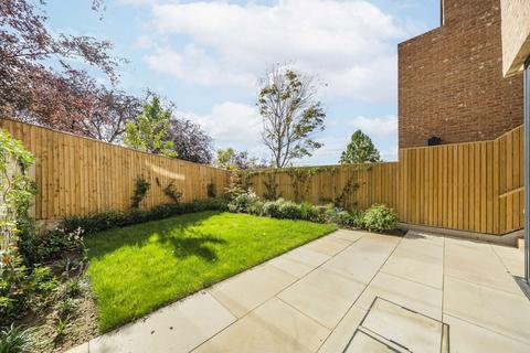3 bedroom flat for sale, Cottenham Park Road, Wimbledon SW20