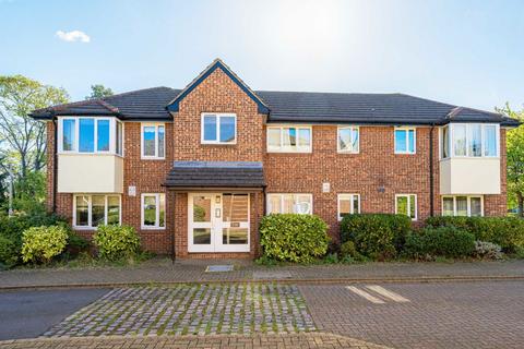2 bedroom flat for sale, Shepperton Court Drive, Shepperton TW17