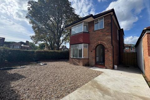 4 bedroom detached house to rent, Firs Drive, Cranford, TW5