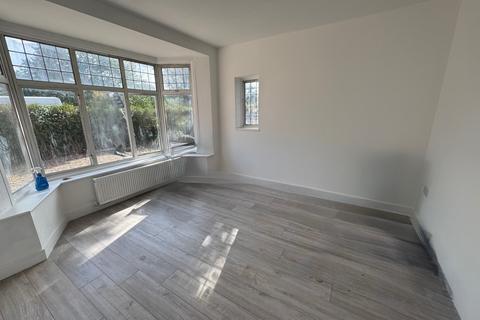4 bedroom detached house to rent, Firs Drive, Cranford, TW5